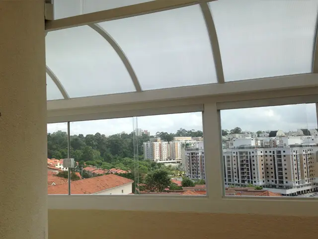 Cobertura metálica em policarbonato da Crisdart