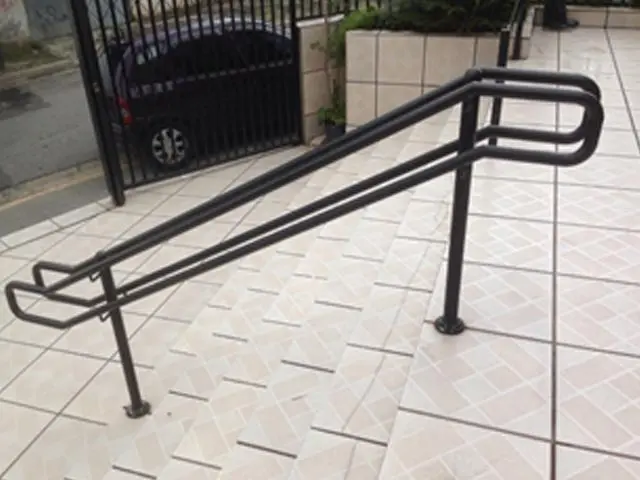 Escada metálica com corrimão fabricada pela Crisdart