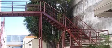 Escada metálica com guarda corpo e corrimão fabricada pela Crisdart