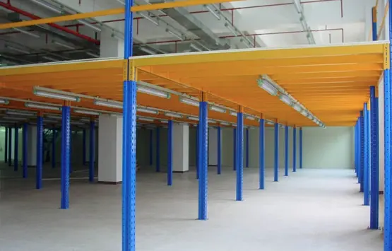 Mezanino em aço com escada instalado pela Crisdart