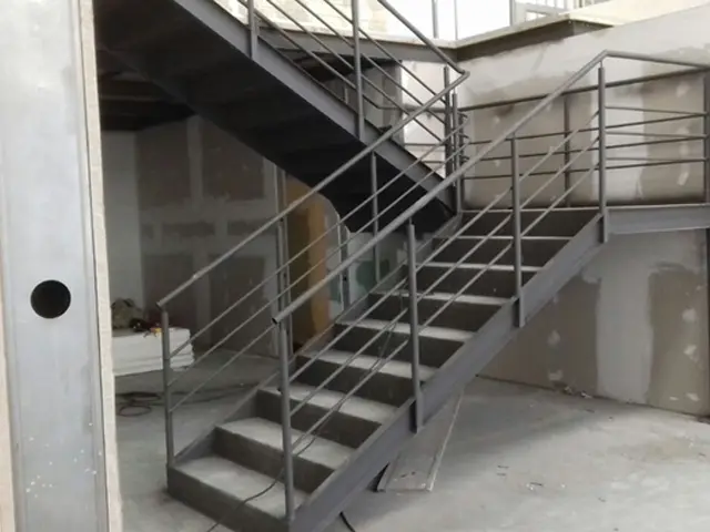 Plataforma e mezanino em aço da Crisdart