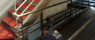 Mezanino em aço com escada instalado pela Crisdart
